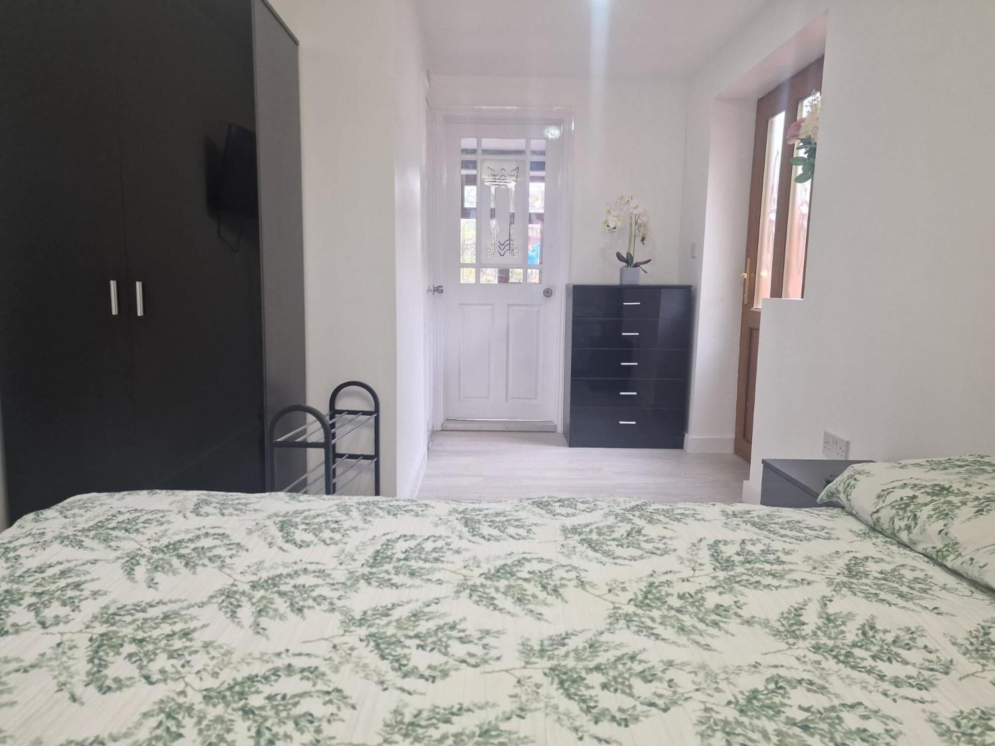 Studio Flat On Straight Road, Harold Hill, Havering Экстерьер фото