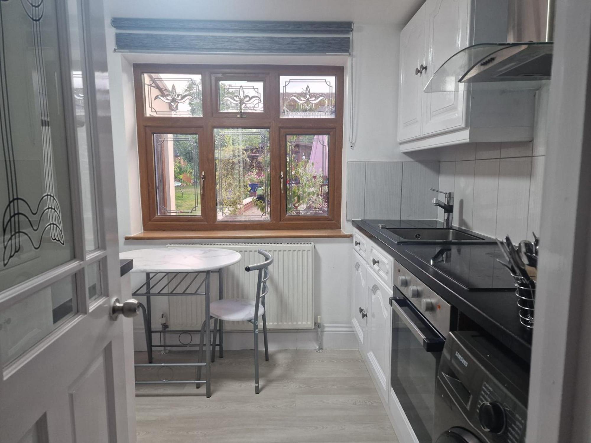 Studio Flat On Straight Road, Harold Hill, Havering Экстерьер фото